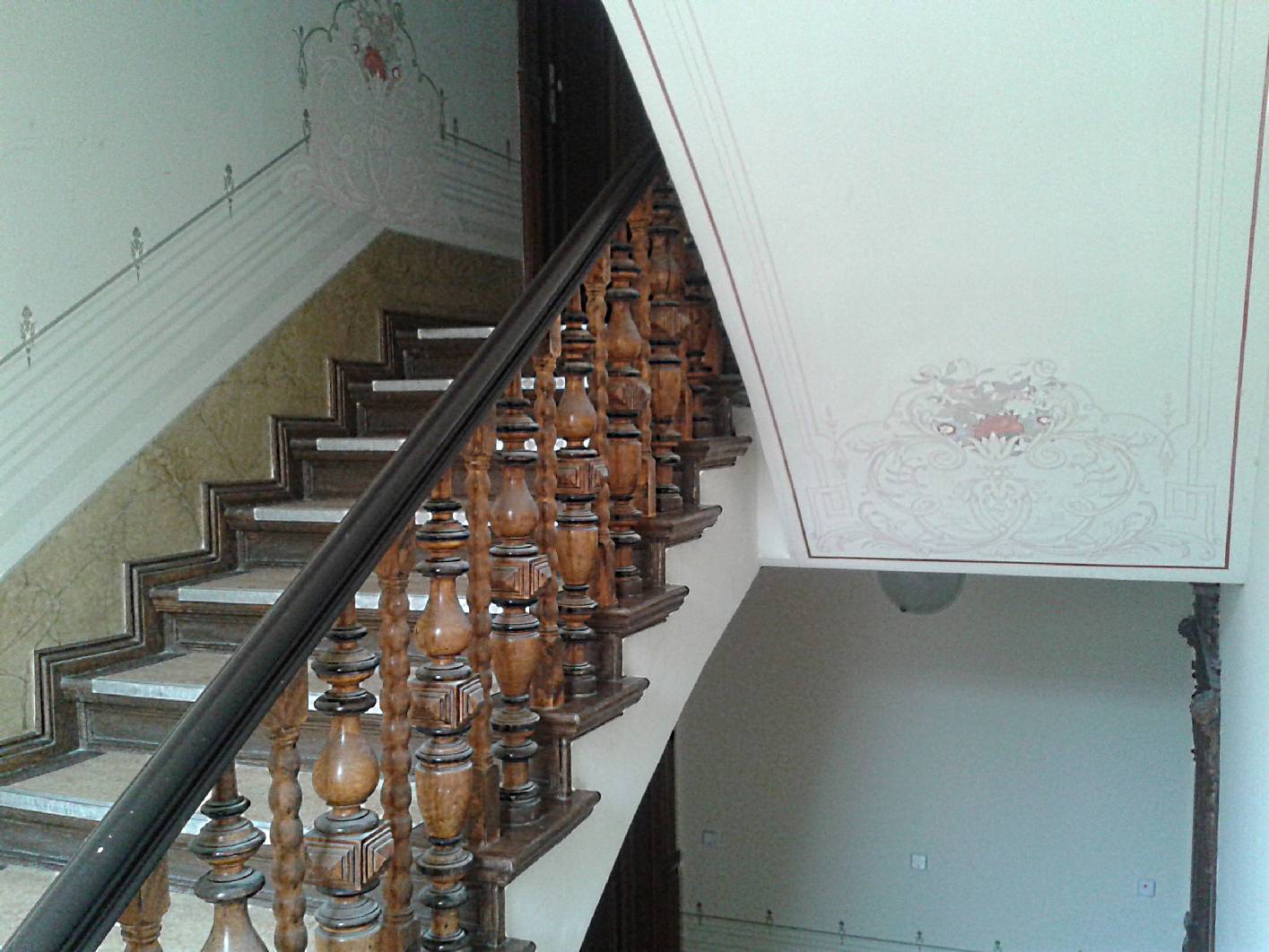 Die historische Deckenmalerei im Eingangsbereich wurde vom Maler – Innungsbetrieb (Berlin) Malermeister & staatl. geprüfter Techniker Norbert Schimpf freigelegt und Restauriert. Der Stuck wurde in Lasurtechnik überarbeitet. Die Lasur gibt dem Stuck mehr tiefe. An den Lauf- und Podestdecken im Treppenhaus wurden zuvor die Malerarbeiten von der Firma Restaurierung und Gestaltung ausgeführt. Der Altbau aus den Gründerjahren wurde dann mit einer Deckenmalerei in Anlehnung an den Jugendstil die etwas leichter wirkte angebracht. Das Entree des Treppenhauses aus der Gründerzeit wurde mit einer Marmorimitation bemalt. Die Marmormalerei wurde in Kassetten als Marmorierung mit Begleitstrichen angebracht. Die Marmorimitation wurde im Vorfeld von Malermeister Schimpf mit einem Kalkspachtel als Glättetechnik überarbeitet.  Die Treppenhausgestaltung der Wandflächen wurde meist mit Begleitstrichen und Bändern ausgeführt. An den Treppenhausläufen wurden die Deckenornamente angeracht. Die Oberkante der Begleitstriche ist mit einer Schablonentechnik  bearbeitet. Die Schablonen führen sich systematisch fort. Die Holzbauteile sind mit einer Holzimitation bemalt. Die Holzmalerei ist mit einer leichten Holzmaserung in Eiche lasiert (Schelllack).